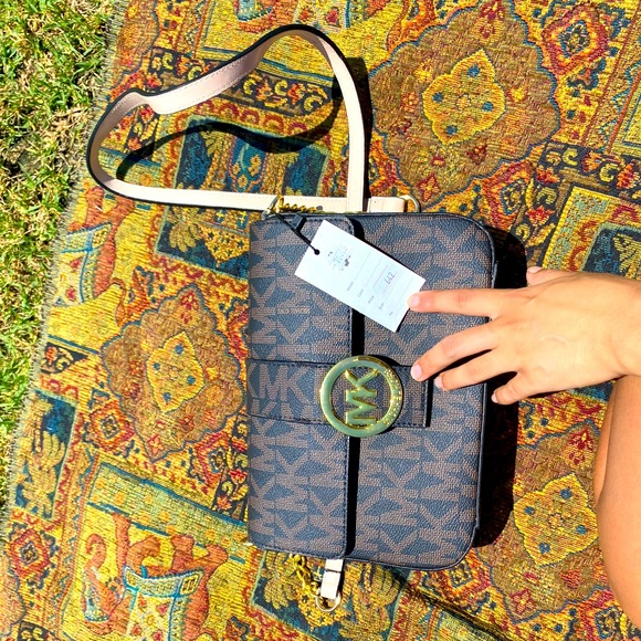 Michael Kors Handbags - Brand new never used Michael Kors bag!